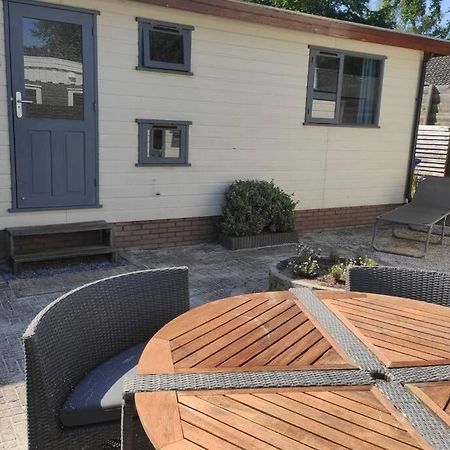 Een Gezellige Chalet Met Zonnige Buitenruimte Op De Veluwe! Vila Putten Exterior foto