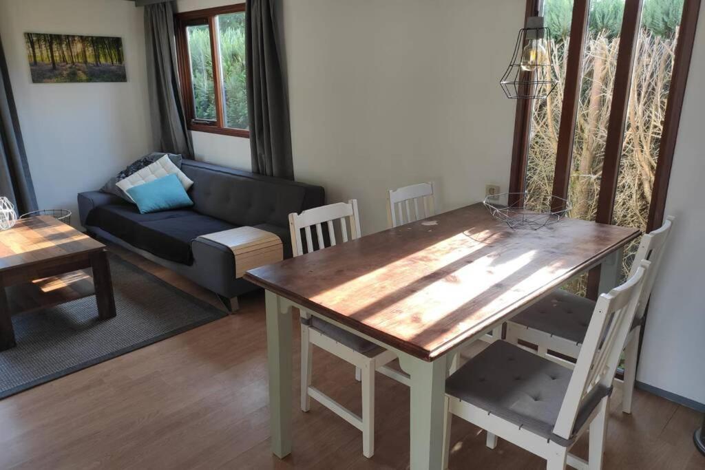 Een Gezellige Chalet Met Zonnige Buitenruimte Op De Veluwe! Vila Putten Exterior foto