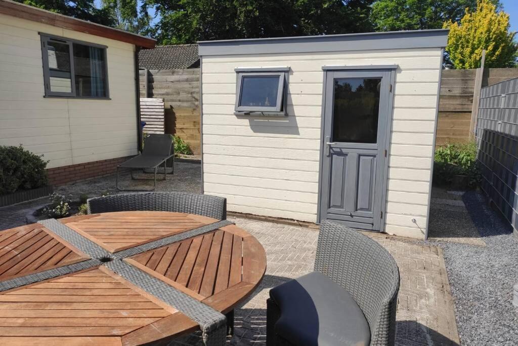 Een Gezellige Chalet Met Zonnige Buitenruimte Op De Veluwe! Vila Putten Exterior foto